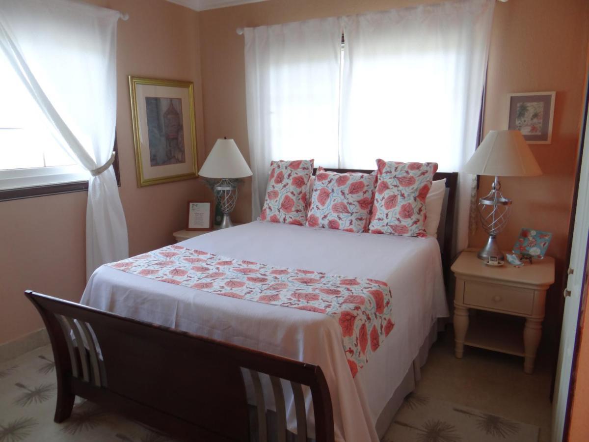 Rollezz Villas Beach Resort Old Bight エクステリア 写真