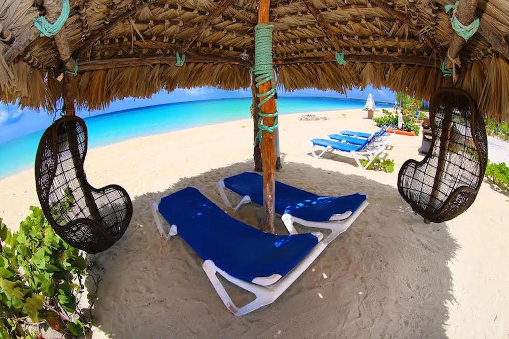 Rollezz Villas Beach Resort Old Bight エクステリア 写真